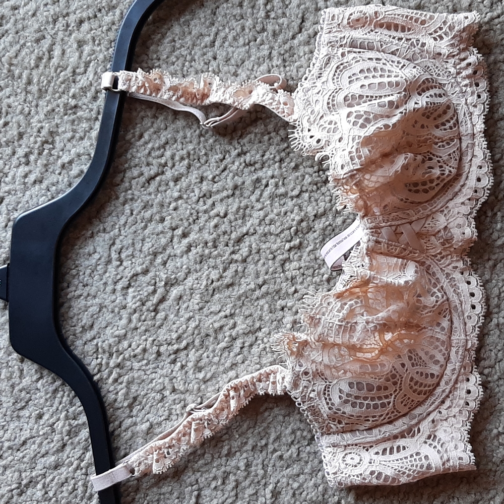 Victoria' Secret lace bra, with wires.